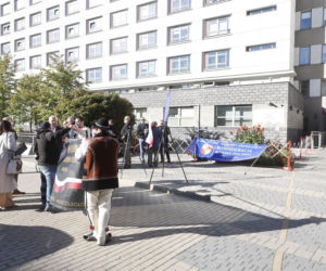 Pikieta przed rozprawą Grzegorza Brauna