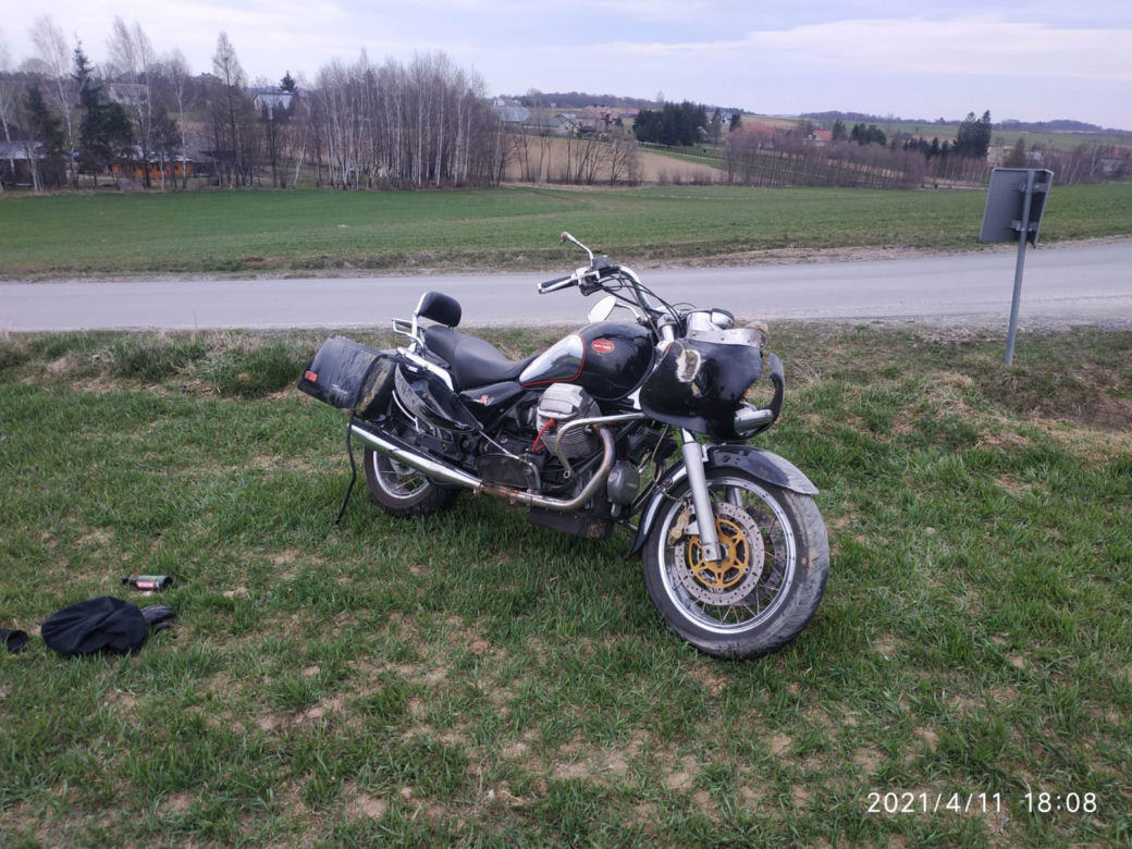 Kowalowa. Groźny wypadek motocyklisty. Jego pasażerka ma złamany kręgosłup