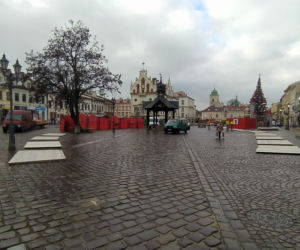 Świąteczne Miasteczko na Rynku! Co będzie można dostać na jarmarku? Ruszył montaż atrakcji! [LISTA]