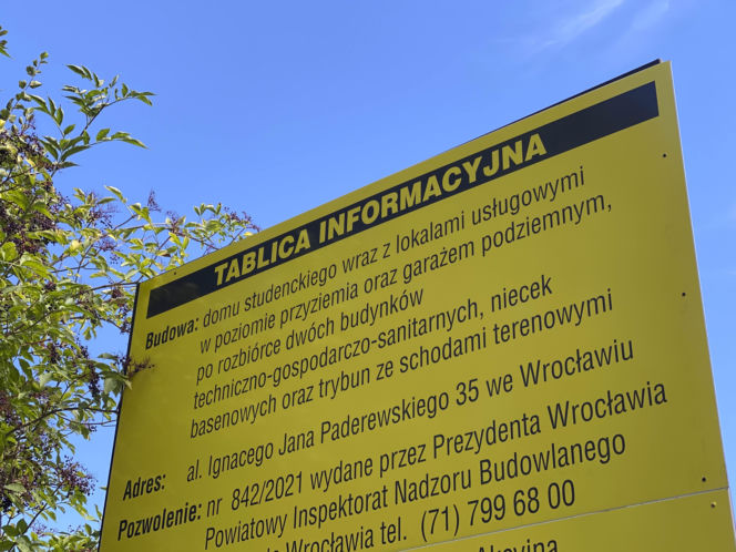 Dawny basen na Terenach Olimpijskich - deweloper rozpoczął budowę akademika na obszarze objętym ochroną konserwatorską