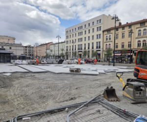 Nowe oblicze placu Wolności. Kwiaciarnie już zamontowane, koniec prac coraz bliżej