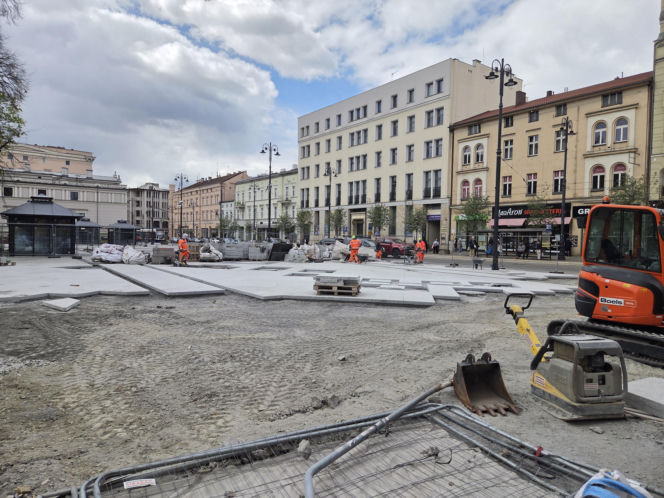 Nowe oblicze placu Wolności. Kwiaciarnie już zamontowane, koniec prac coraz bliżej