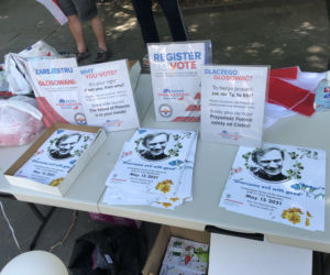 Polonia przeciwko złu pod pomnikiem