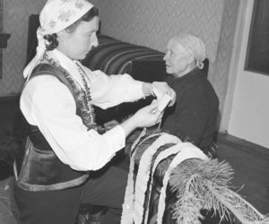 Kobiety robią kurpiowską palmę wielkanocną (1979)