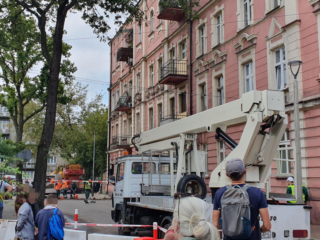 Runęli z balkonem, winnych nie ma