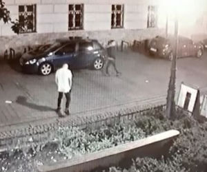 Tajemnicze plamy na koszulce Macieja Aleksiuka