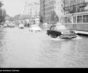 Warszawa zniknęła pod wodą! Zalane ulice i chodniki. Co tam się działo! Archiwalne zdjęcia z lat 60.
