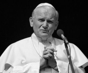 Sławny pedofil na prywatnym spotkaniu z Janem Pawłem II! Szokujące zdjęcie