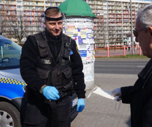 Zakrywanie twarzy OBOWIĄZKOWE! Na Śląsku strażnicy rozdają maski ZA DARMO