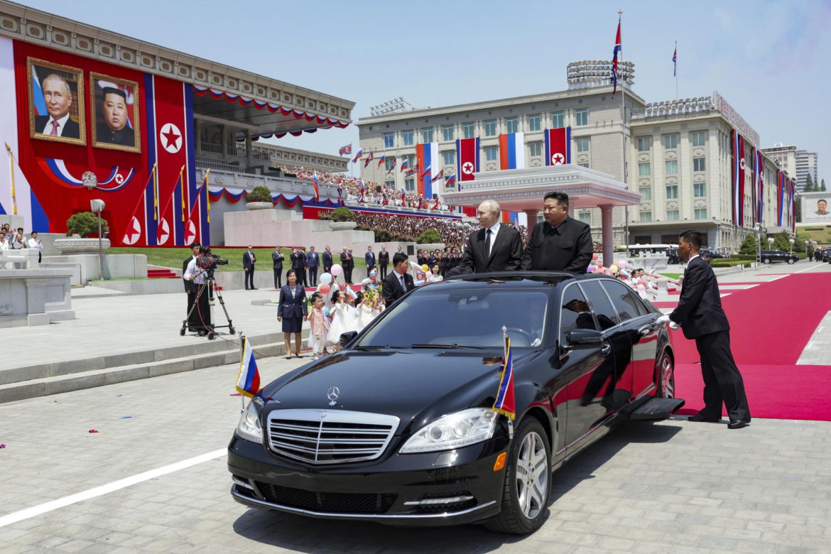 Putin w objęciach Kim Dzong Una! "Przyjacielska pogawędka"