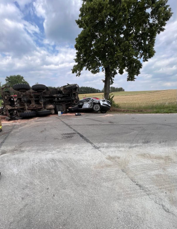 Tragiczny wypadek pod Giżyckiem. W zderzeniu skody z ciężarówką zginęła 66-latka [ZDJĘCIA]