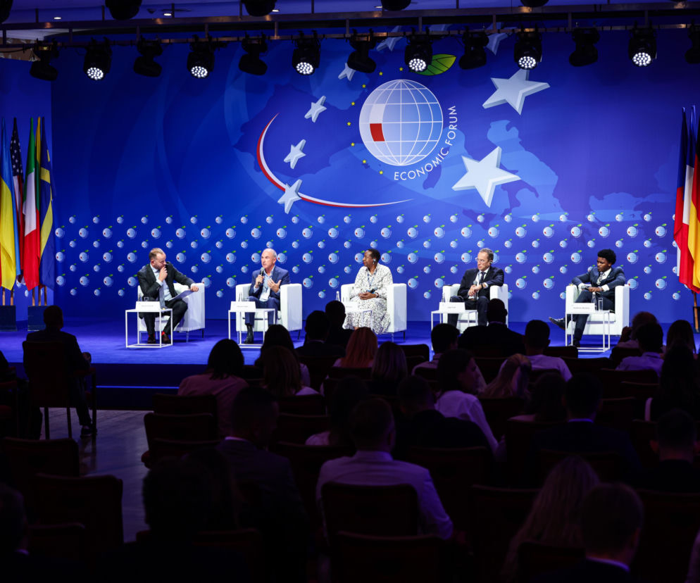 Debata na Forum Ekonomicznym w Karpaczu. Na scenie pięć osób w fotelach. O szczegółach przeczytasz na SE Superbiz.