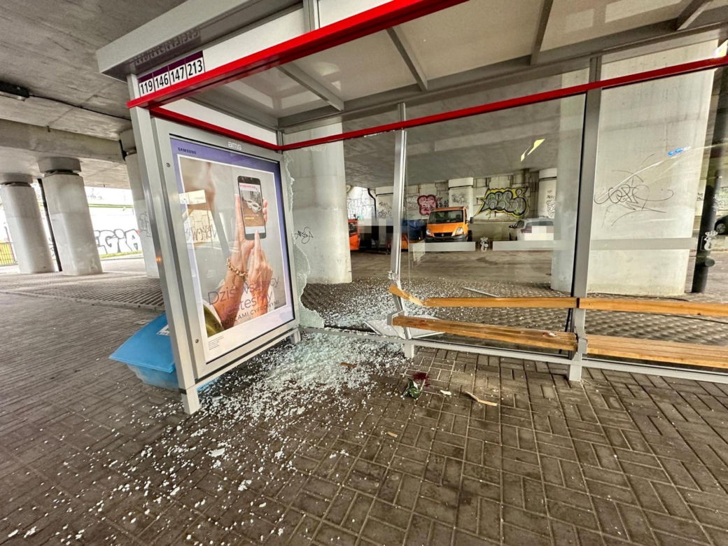 Przyczepka odpadła od auta i huknęła w przystanek autobusowy. Kobieta została ciężko ranna