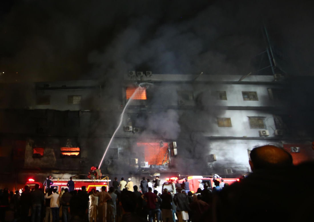 Pakistan/ Co najmniej 11 ofiar śmiertelnych pożaru w centrum handlowym w Karaczi