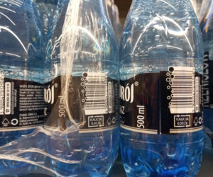 Zapłacisz więcej za zakupy? Biedronka i Lidl doliczają kaucję bez ostrzeżenia!