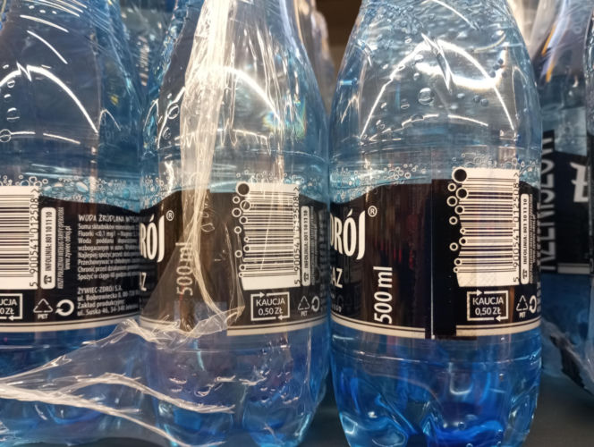 Zapłacisz więcej za zakupy? Biedronka i Lidl doliczają kaucję bez ostrzeżenia!