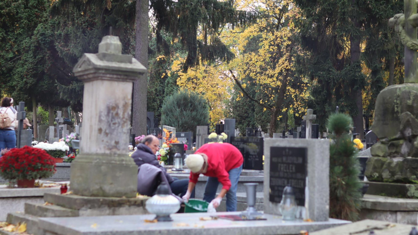 Trwają ostatnie przygotowania. Lublinianie sprzątają groby na 1 listopada