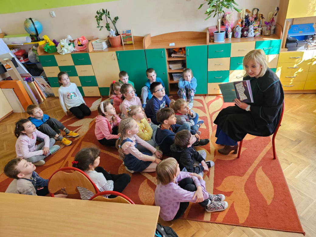 W szkołach czytają bajki o Misiu Adwokacie [GALERIA]