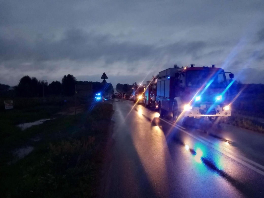 Podlaskie. Mercedes utknął w glinie. Strażacy musieli odkopać kierowcę