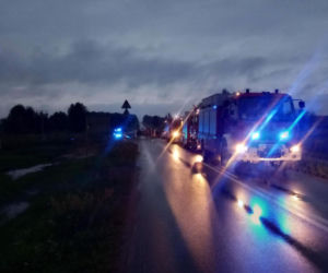 Podlaskie. Mercedes utknął w glinie. Strażacy musieli odkopać kierowcę