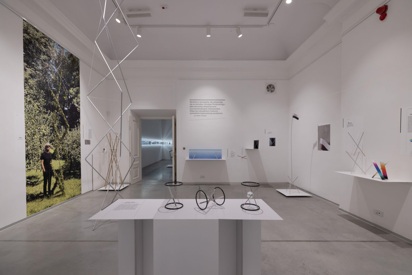 Wystawa Jerzego Porębskiego w Salonie Akademii: „I cóż z tego, że świat wisi na włosku?”