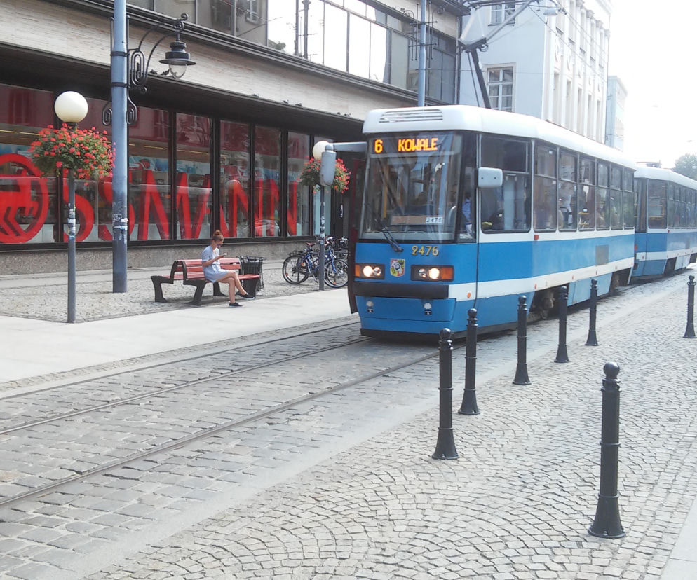 Sprawdź na jakich trasach i w których tramwajach czy autobusach we Wrocławiu możesz spotkać kontrolera
