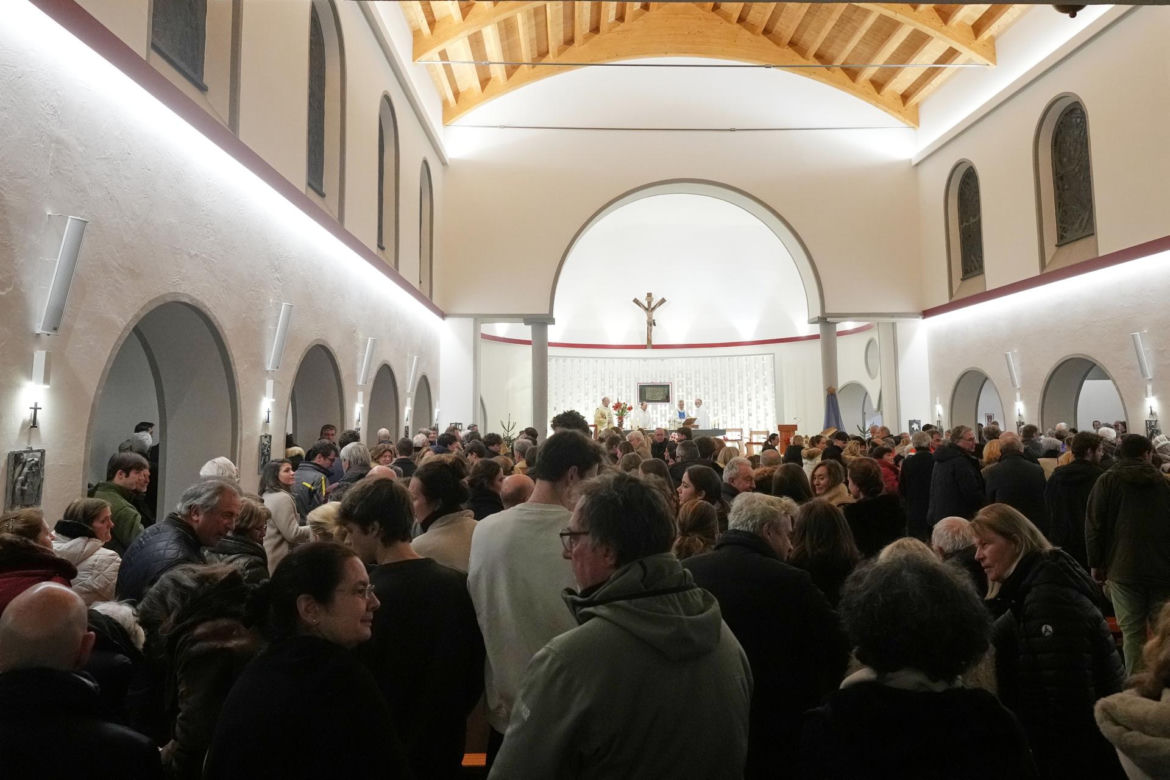 Szwajcaria. Śmiertelny pożar w kurorcie Crans-Montana. Ludzie modlą się za zmarłych i przynoszą kwiaty [ZDJĘCIA].