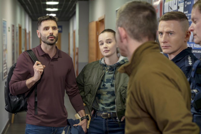"Policjantki i Policjanci", odcinek 1382: Emilka i Jacek, za namową Gai, podejmą próbę odbudowy swojej relacji