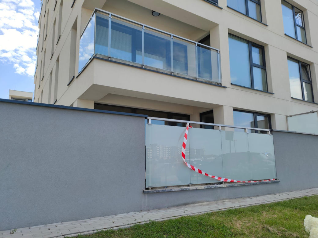 Łomża. 4-latka spadła z piątego piętra. Matka spała w mieszkaniu