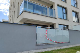 Spała pijana, gdy jej córka spadła z 5. piętra. Prokuratura stawia zarzuty 27-latce