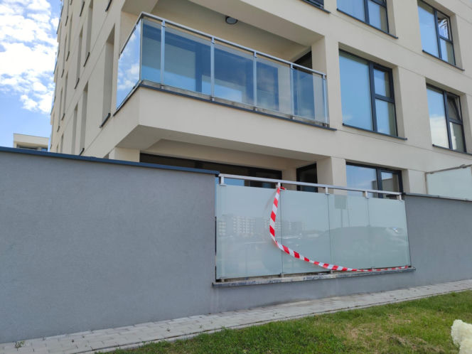 Łomża. 4-latka spadła z piątego piętra. Matka spała w mieszkaniu