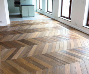 Jak zmienić kolor podłogi drewnianej? Ługowanie i bejcowanie bez tajemnic