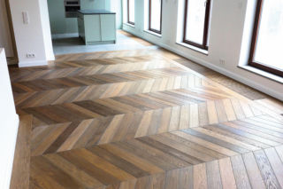 Jak zmienić kolor podłogi drewnianej? Ługowanie i bejcowanie bez tajemnic