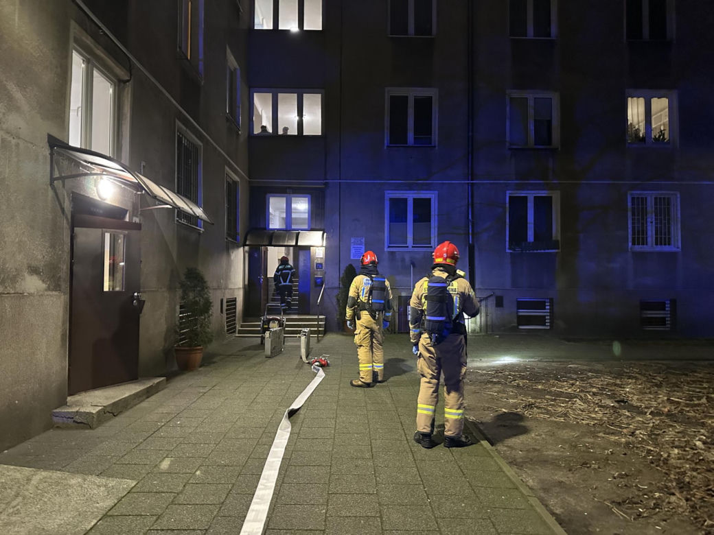 Na Pradze Północ kobieta zapomniała o kuchence i zasnęła. Strażacy uratowali ją w ostatniej chwili