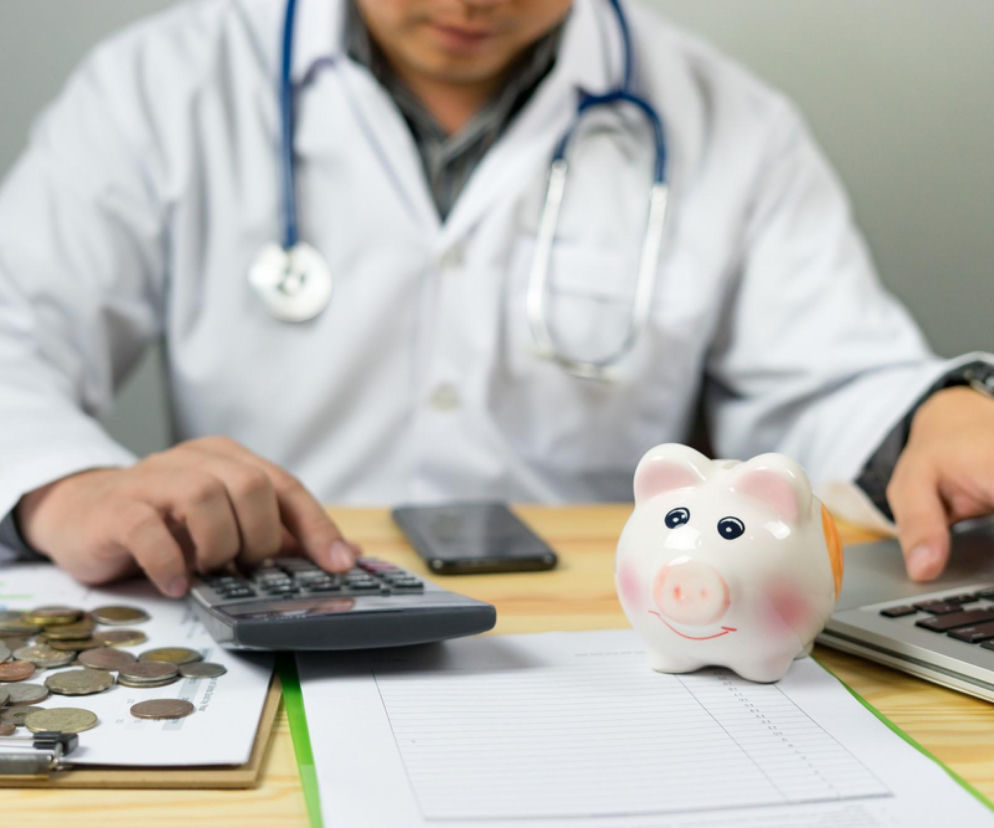 Lekarz-bogacz rekordzista! W pół roku zarobił prawie 2,5 mln zł