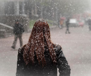 Chodzenie bez czapki na mrozie może być szalenie niebezpieczne dla zdrowia. Neurolog ostrzega: objawy jak przy udarze 