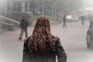 Chodzenie bez czapki na mrozie może być szalenie niebezpieczne dla zdrowia. Neurolog ostrzega: objawy jak przy udarze 