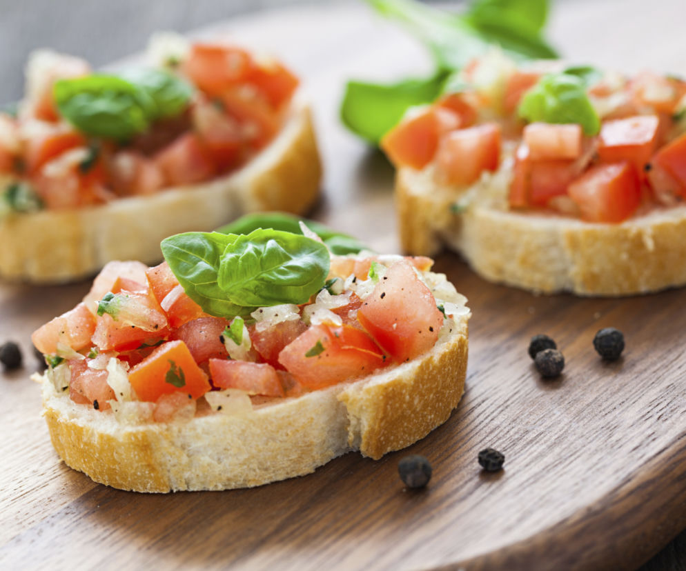 bruschetta-z-agrestem-i-pomidorami-pomysl-na-lunch.jpg