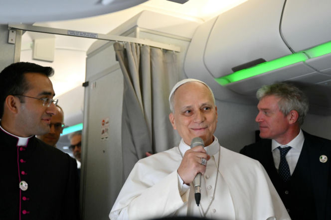 Konferencja papieska w samolocie w podróży do Algierii