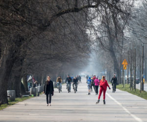 Pełne Błonia i tłumy spacerowiczów. Tak wygląda kwarantanna w Krakowie