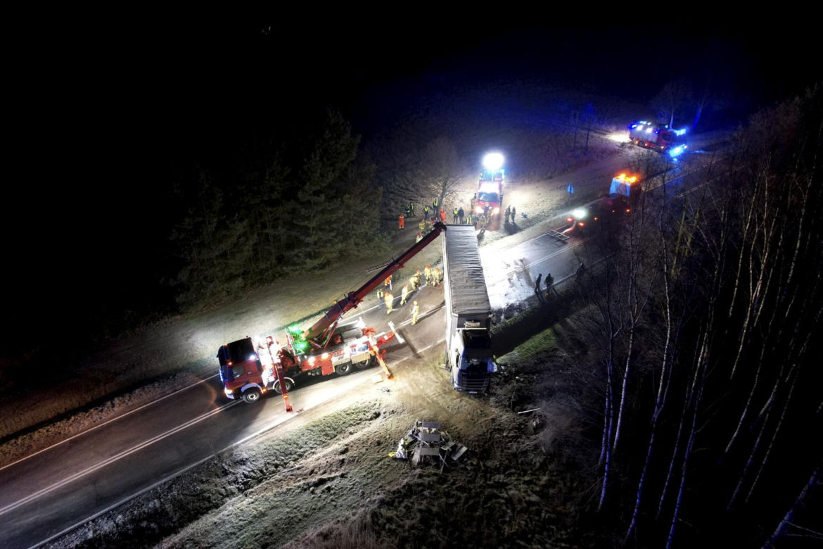 Wypadek tira na drodze krajowej nr 70. Zginęło kilkadziesiąt świń [ZDJĘCIA].