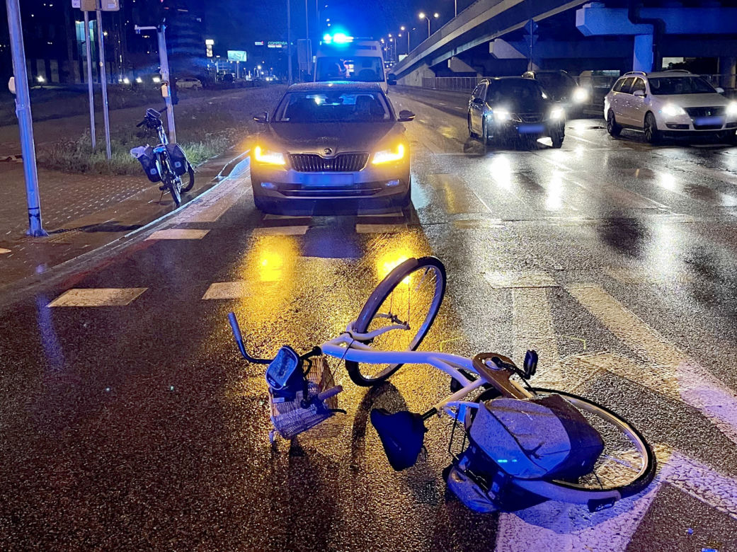 Dramatyczny wypadek w Warszawie. Trzasnął skodą w rowerzystkę