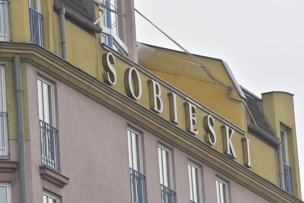 Awantura o hotel Sobieski! Chcą go pomalować na biało, konserwator zabytków protestuje