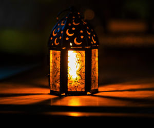 Muzułmańskie półksiężyce rozświetliły centrum miasta. Decyzja władz wywołała lawinę komentarzy