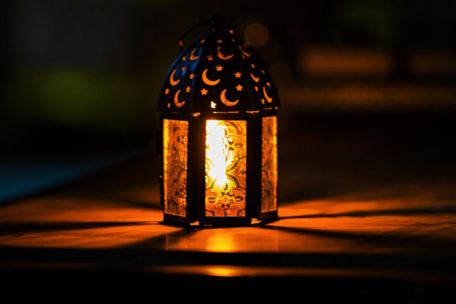 Półksiężyce rozświetliły centrum miasta. Decyzja władz wywołała lawinę komentarzy