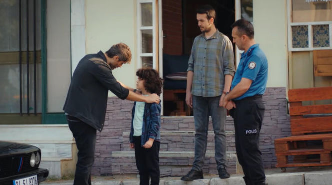 Dziedzictwo, odcinek 891: Nana i Nazli uciekają z rąk Trucizny, a Ayse traci przytomność po przyjęciu niewłaściwych leków