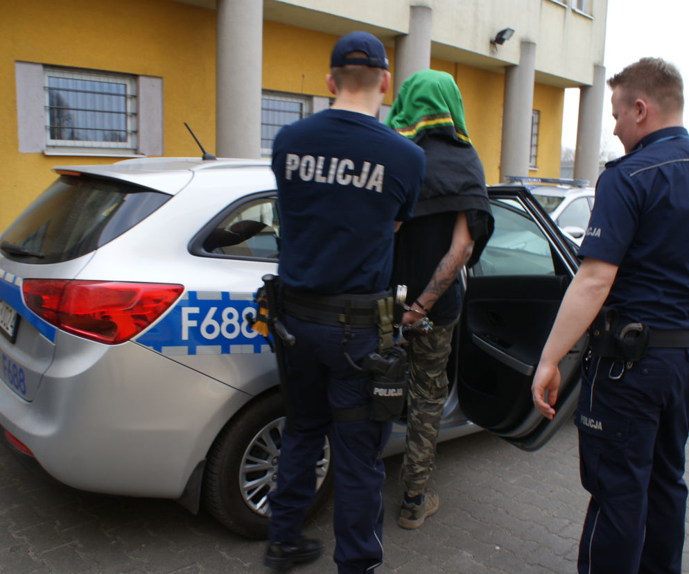 Przestępca od prawie roku ukrywał się przed policją w różnych miejscach