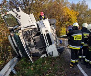 Ciężarówka wylądowała na boku! GROŹNY incydent w Trzycierzu