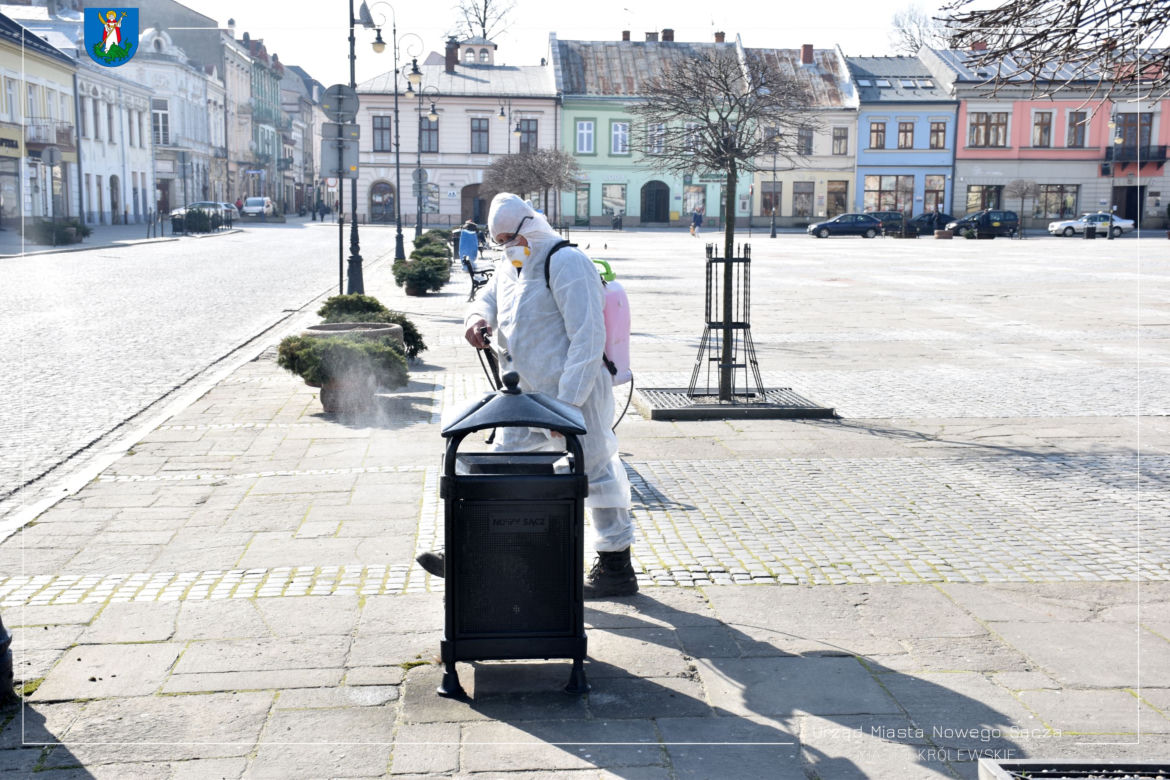 Białe kombinezony i Virkon. Tak w Nowym Sączu walczą z epidemią koronawirusa! 