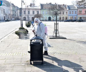 Białe kombinezony i Virkon. Tak w Nowym Sączu walczą z epidemią koronawirusa! 